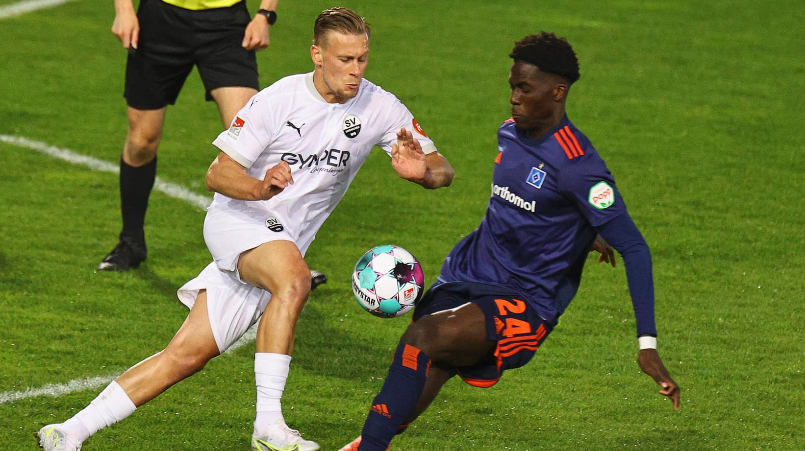 Amadou Onana (r.) im Duell mit Julius Biada: Der HSV geriet früh nach der Halbzeit in Rückstand.