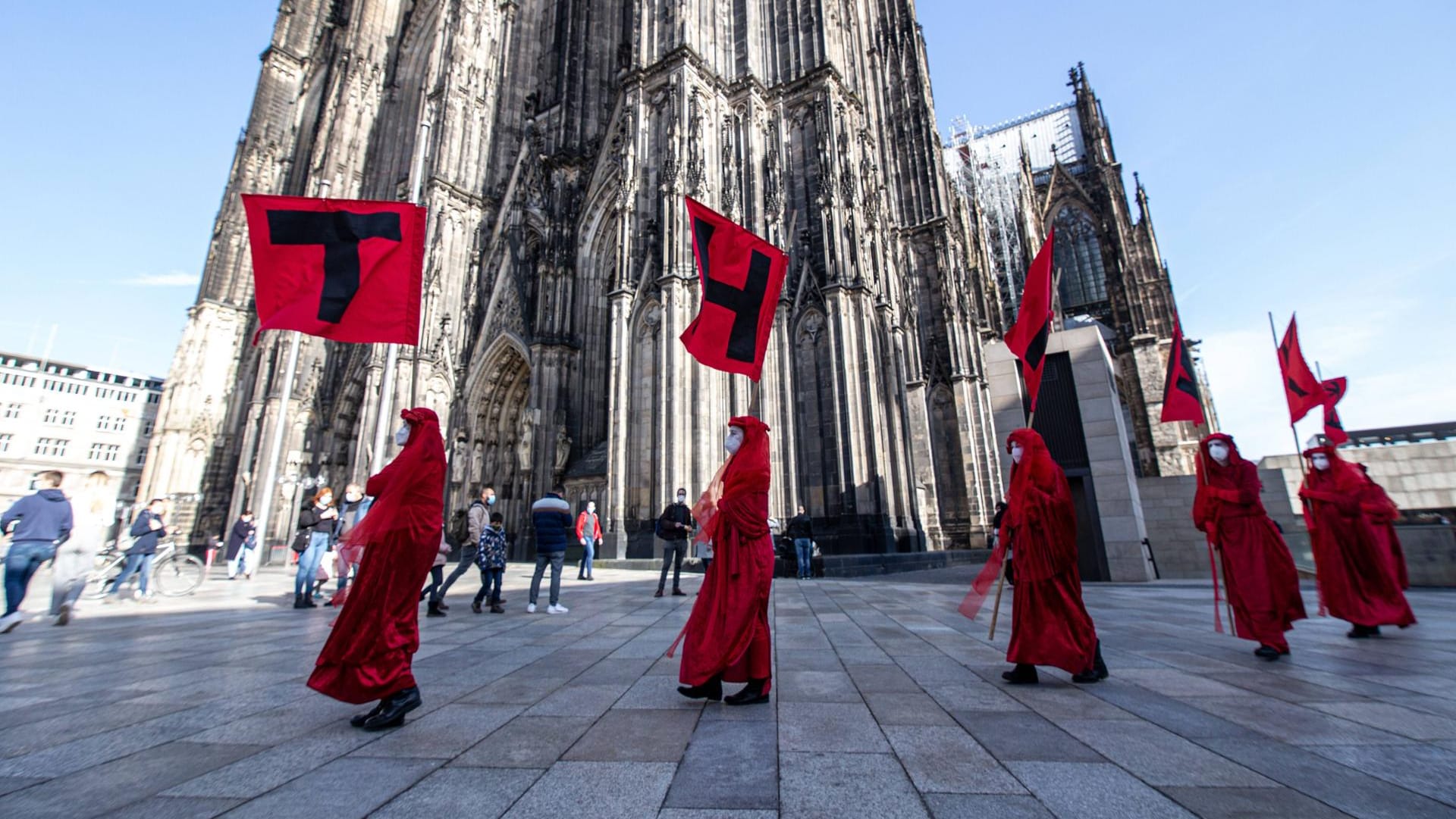 Mahnwache von Klimaaktivisten auf der Kölner Domplatte.