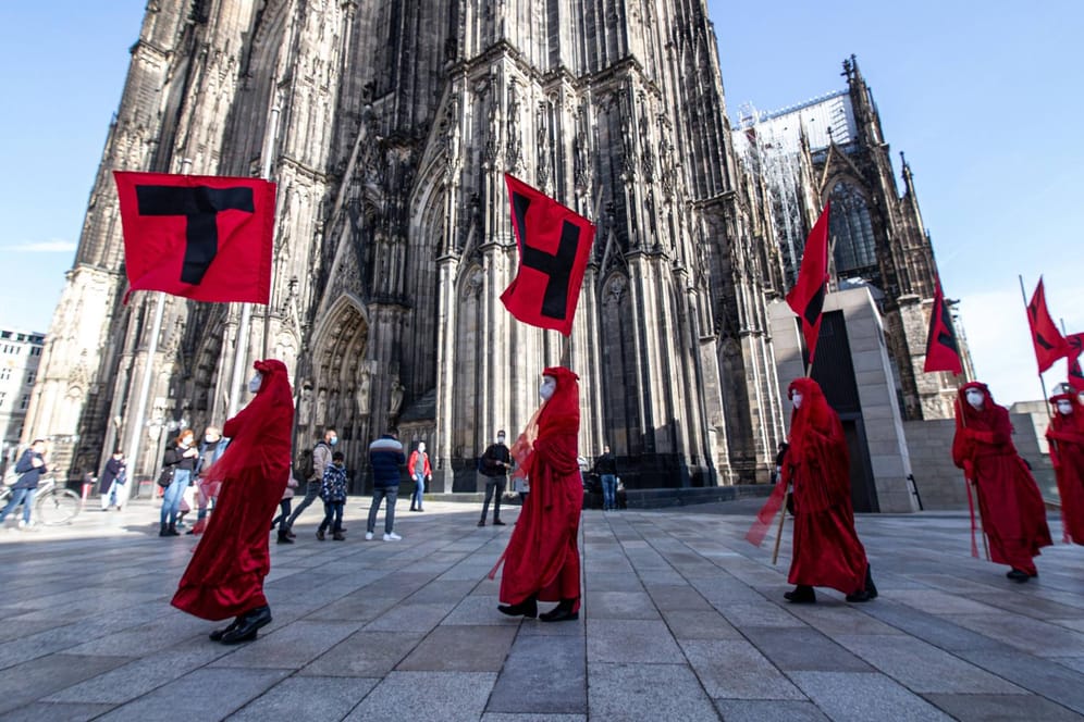 Mahnwache von Klimaaktivisten auf der Kölner Domplatte.