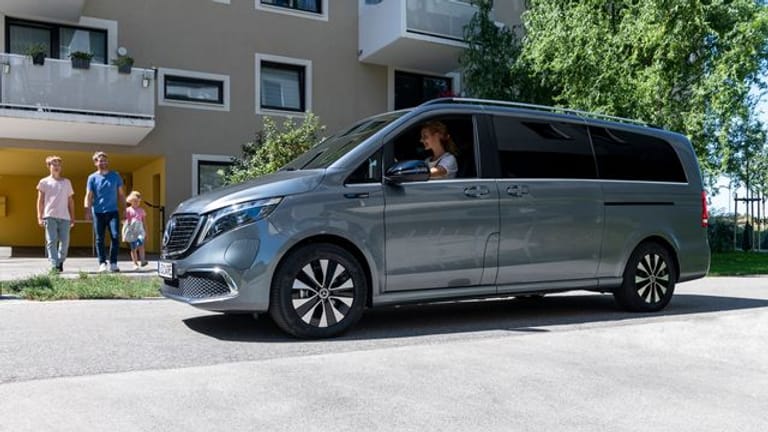 Mit dem Strom schwimmen? Nun, zumindest mit Strom fahren ist angesagt, wenn man sich einen Familenvan wie den Mercedes-Benz EQV zulegt.