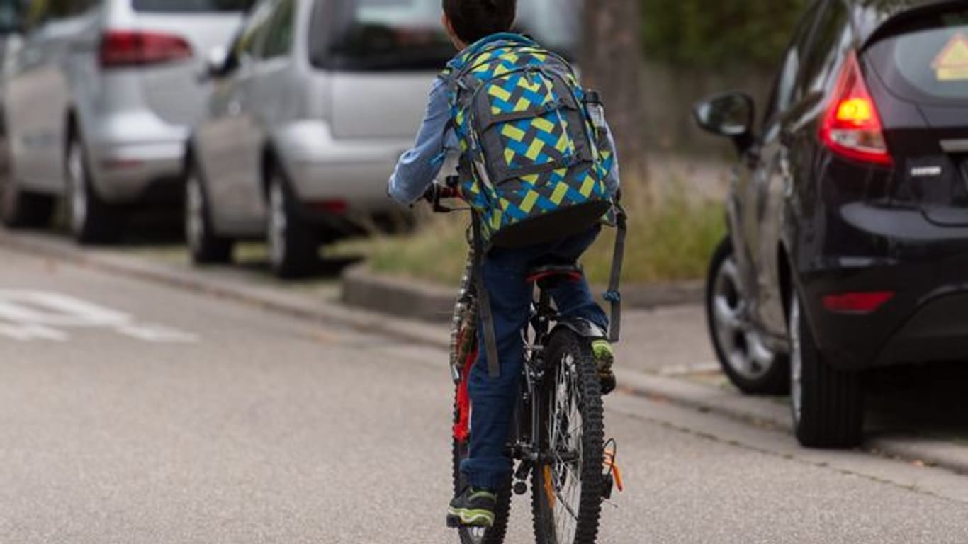 Auch Kinder haben Sorgfaltspflichten, wenn sie zum Beispiel mit dem Fahrrad auf die Straße fahren.