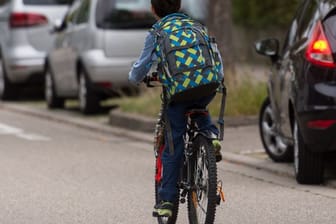 Auch Kinder haben Sorgfaltspflichten, wenn sie zum Beispiel mit dem Fahrrad auf die Straße fahren.