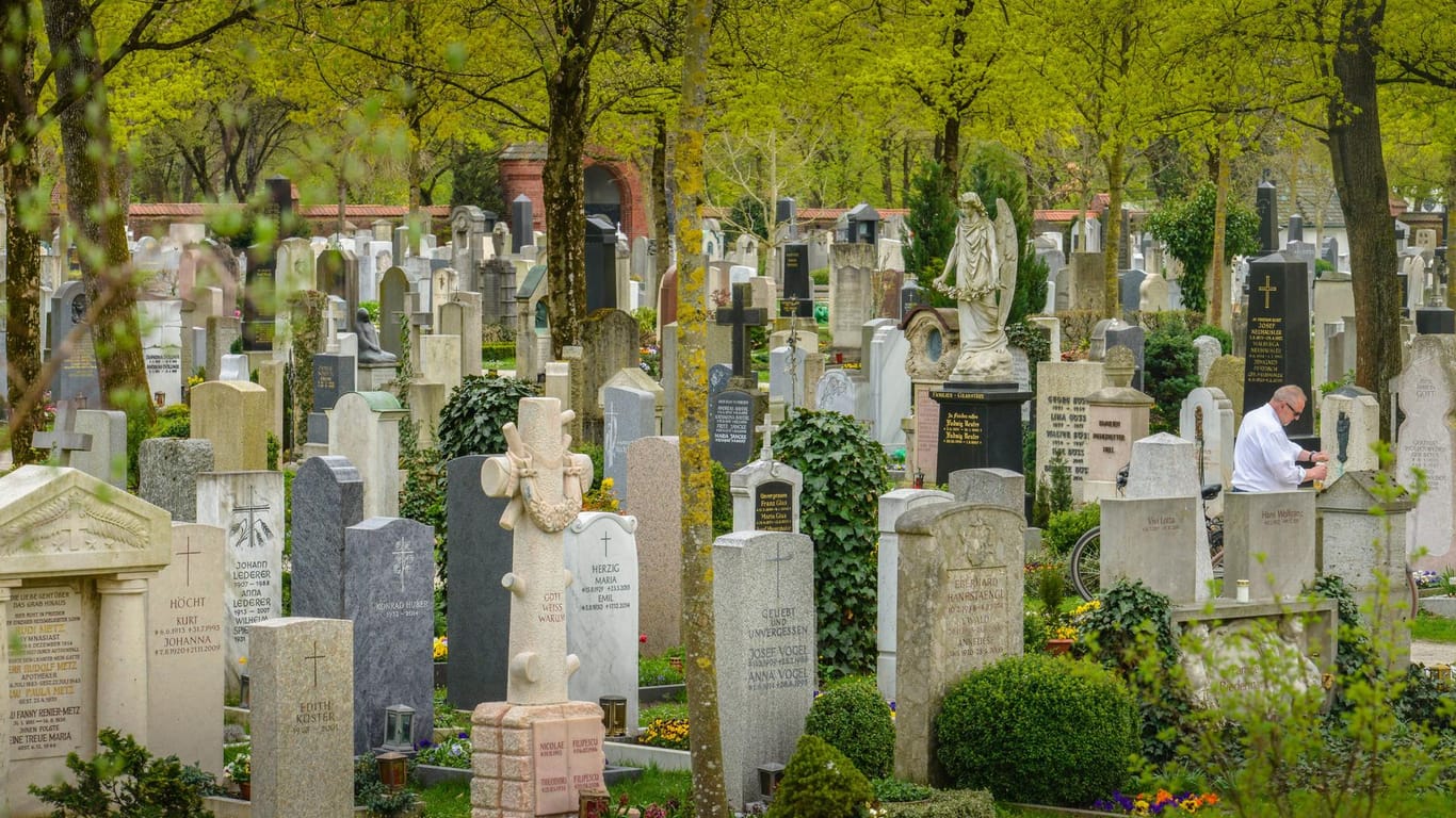 Gräber auf dem Nordfriedhof in München (Symbolbild): Die Stadt probt Beisetzungen ohne Sarg mit Dummys.