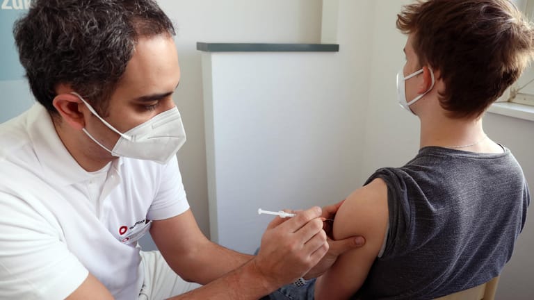 Junger Mann erhält eine Corona-Schutzimpfung: Auch, wenn Sie jung und gesund sind, haben Sie jetzt schon Chancen auf eine Corona-Impfung.