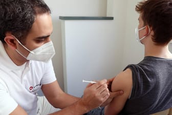 Junger Mann erhält eine Corona-Schutzimpfung: Auch, wenn Sie jung und gesund sind, haben Sie jetzt schon Chancen auf eine Corona-Impfung.