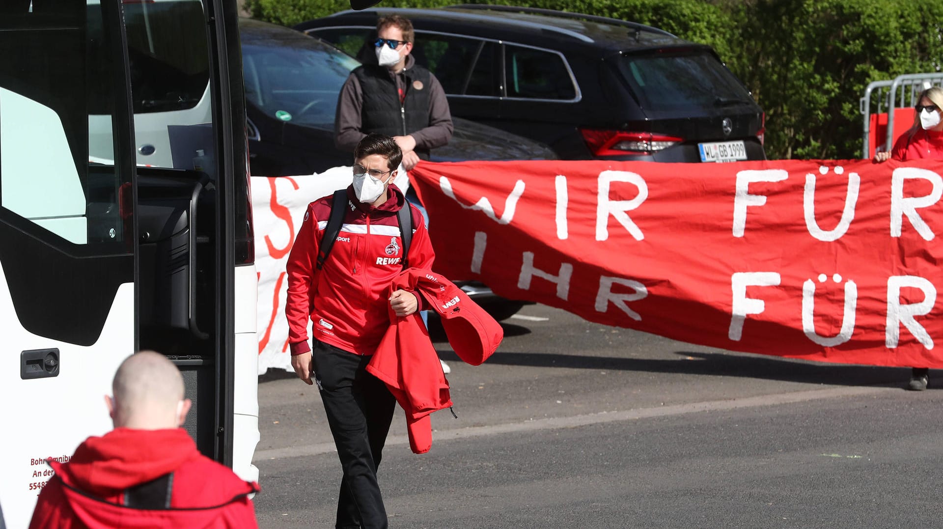 Jonas Hector und seine Teamkollegen des 1. FC Köln machten sich am Donnerstag zum Auswärtsspiel nach Augsburg auf (Archivfoto): Der Kampf um den Klassenerhalt kann spannend werden.