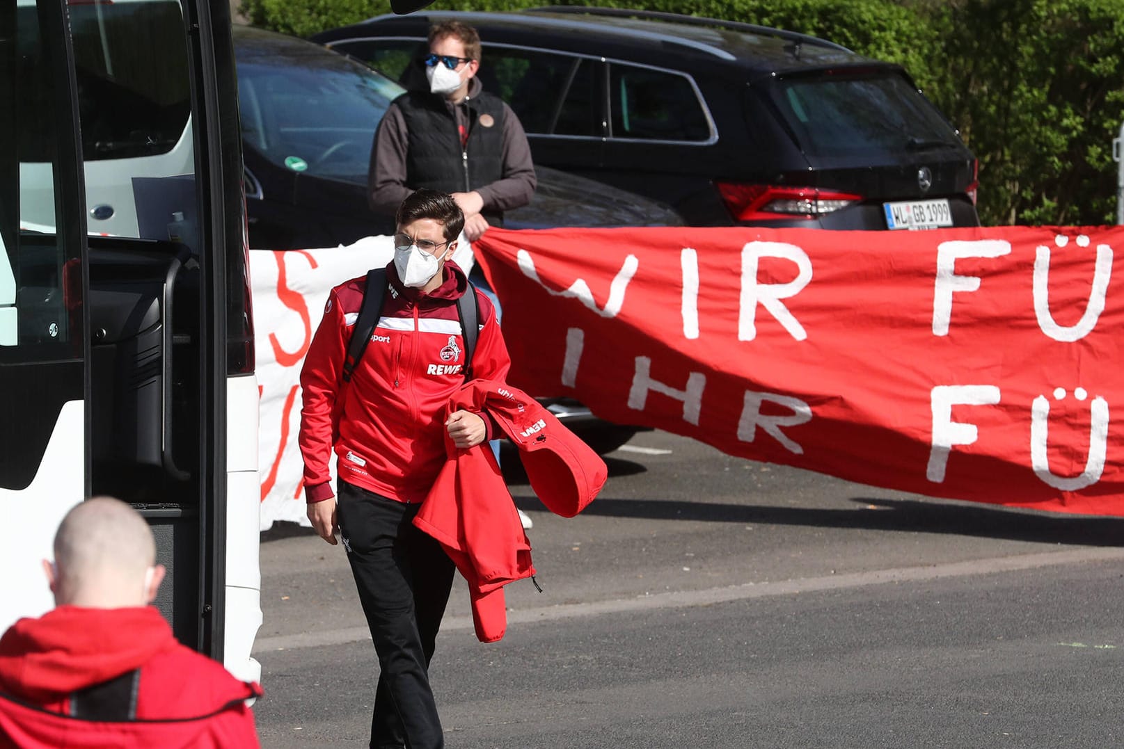 Jonas Hector und seine Teamkollegen des 1. FC Köln machten sich am Donnerstag zum Auswärtsspiel nach Augsburg auf (Archivfoto): Der Kampf um den Klassenerhalt kann spannend werden.