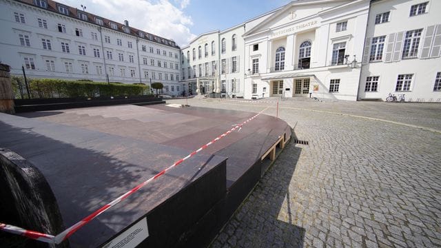 Eine Tribüne ist vor dem Eingang des Deutschen Theaters.