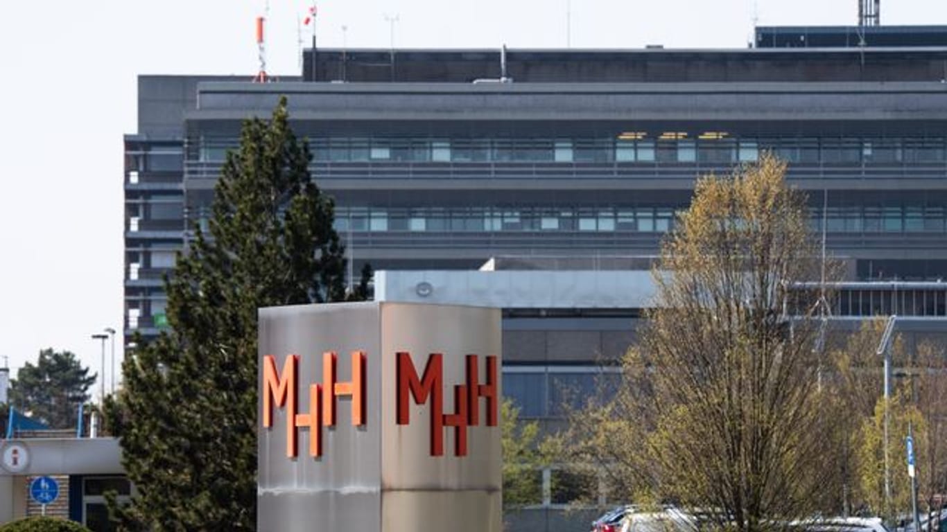 Ein Schild steht an der Haupteinfahrt der Medizinischen Hochschule Hannover (MHH) (Archivbild): Die Einrichtung hat durch die Corona-Pandemie Einnahmeverluste.