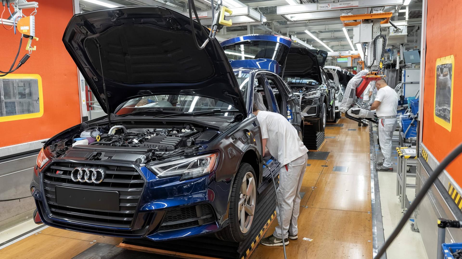 Produktion in einem Audi-Werk (Archivbild): Die Herstellung muss teilweise gestoppt werden.