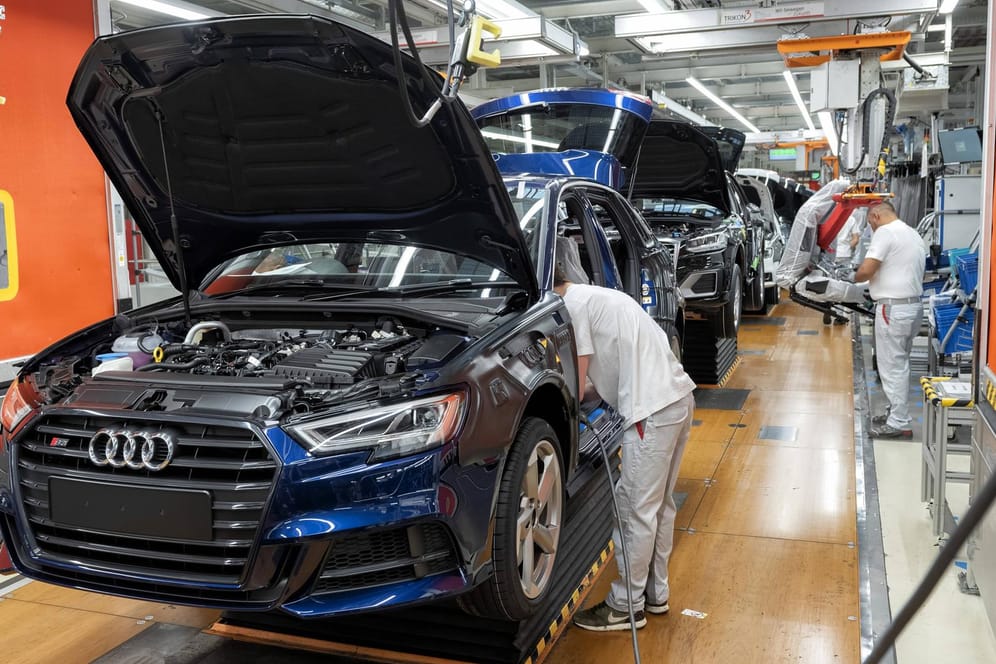 Produktion in einem Audi-Werk (Archivbild): Die Herstellung muss teilweise gestoppt werden.