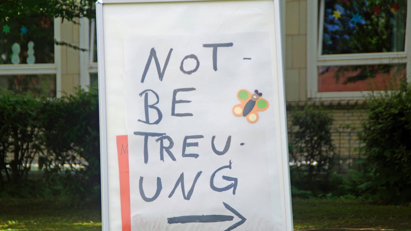 Ein Schild weist auf eine Notbetreuung hin (Symbolbild): In Baden-Württemberg herrschen uneinheitliche Regeln zur Betreuung in Kitas.