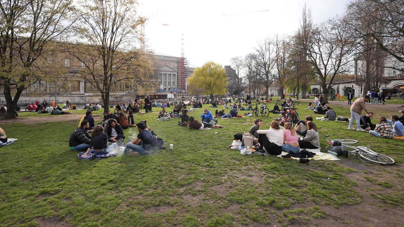 Menschenmassen im Park an der Museumsinsel in Berlin (Symbolbild): Künftig werden in Berlin schärfere Maßnahmen gelten.