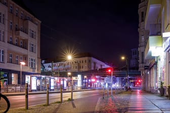 Menschenleere Straßen nachts in Berlin (Symbolbild): Auch in der Hauptstadt greifen die Regeln der bundesweiten Notbremse ab dem Erreichen bestimmter Inzidenzwerte.