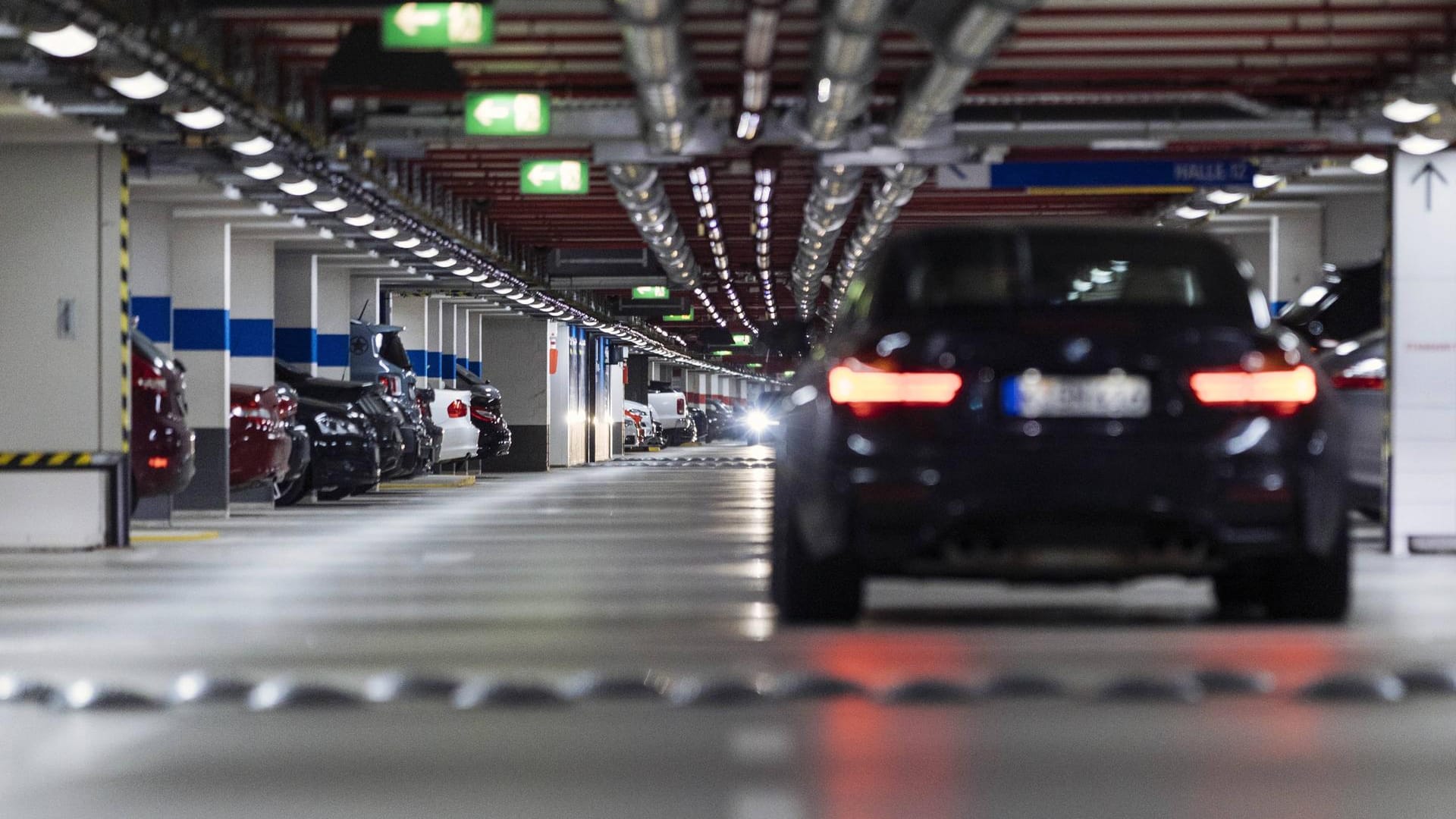 Ein Parkhaus im Rheinauhafen Köln (Symbolbild): Die Polizei sucht nun mit Bildern aus der Überwachungskamera nach einem Räuber, der einen Mann in einem Parkhaus überfallen hat. Ein Parkhaus im Rheinauhafen Köln (Symbolbild): Die Polizei sucht nun mit Bildern aus der Überwachungskamera nach einem Räuber, der einen Mann in einem Parkhaus überfallen hat.