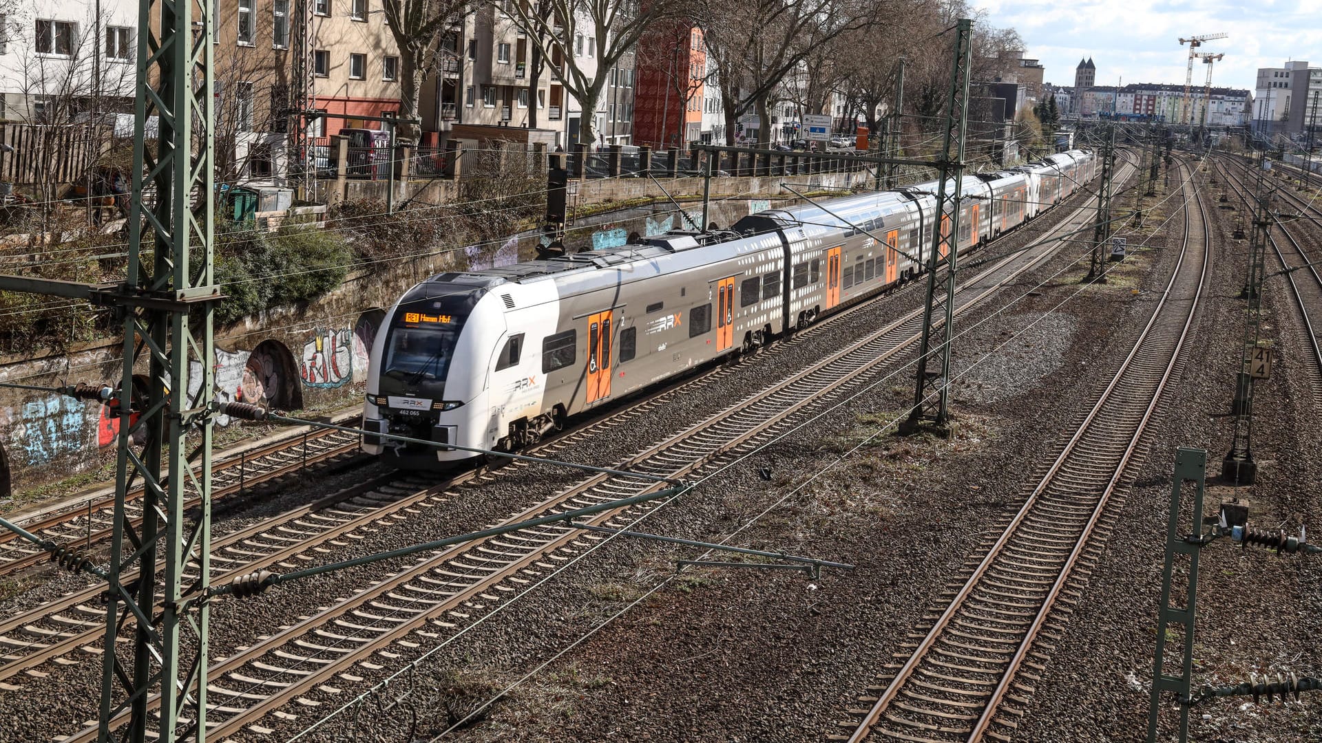 Regionalexpress Zug in Düsseldorf (Symbolbild): Ein 22-Jähriger wurde in der Nacht von einem Zug erfasst.