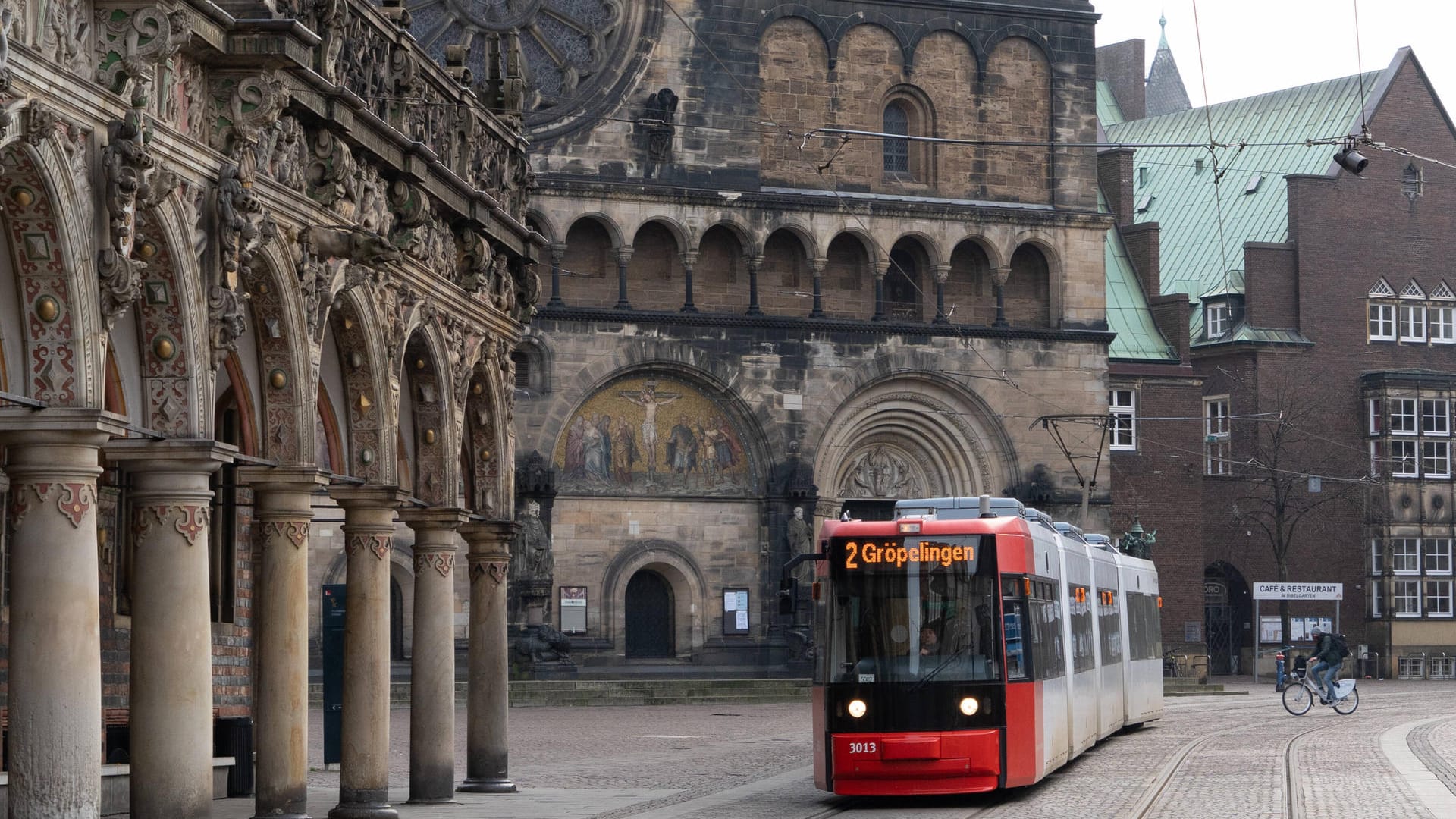 Eine Straßenbahn fährt durch die Bremer Innenstadt (Symbolbild): Zwei Kilometer weit sind die beiden Teenager mit der Bahn gefahren.