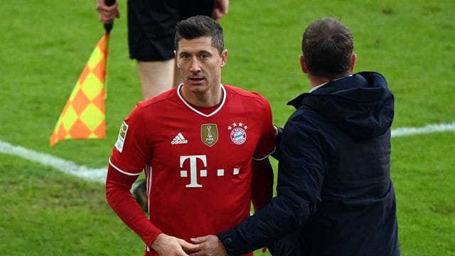 Bayern-Trainer Hansi Flick kann in Mainz wieder seinen Stürmer Robert Lewandowski auf das Feld schicken. Bayern-Trainer Hansi Flick kann in Mainz wieder seinen Stürmer Robert Lewandowski auf das Feld schicken.