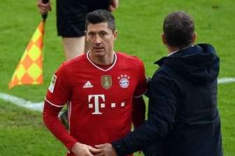 Bayern-Trainer Hansi Flick kann in Mainz wieder seinen Stürmer Robert Lewandowski auf das Feld schicken.