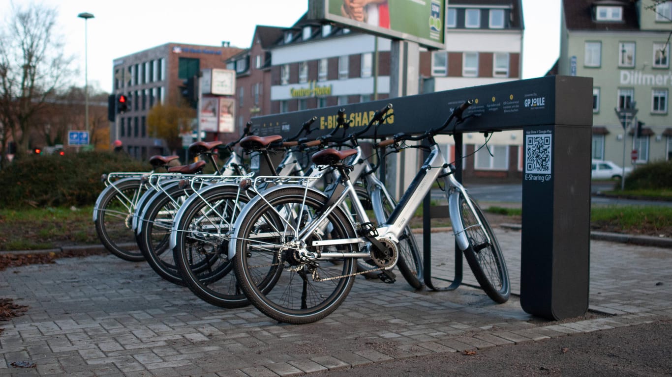 Mehrere E-Bikes stehen nebeneinander an einer Verleistation (Symbolbild): Der entstandene Schaden beträgt 50.000 Euro.