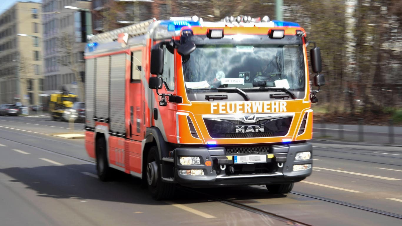 Ein Feuerwehrauto im Einsatz (Symbolbild): Das Feuer konnte schnell gelöscht werden.