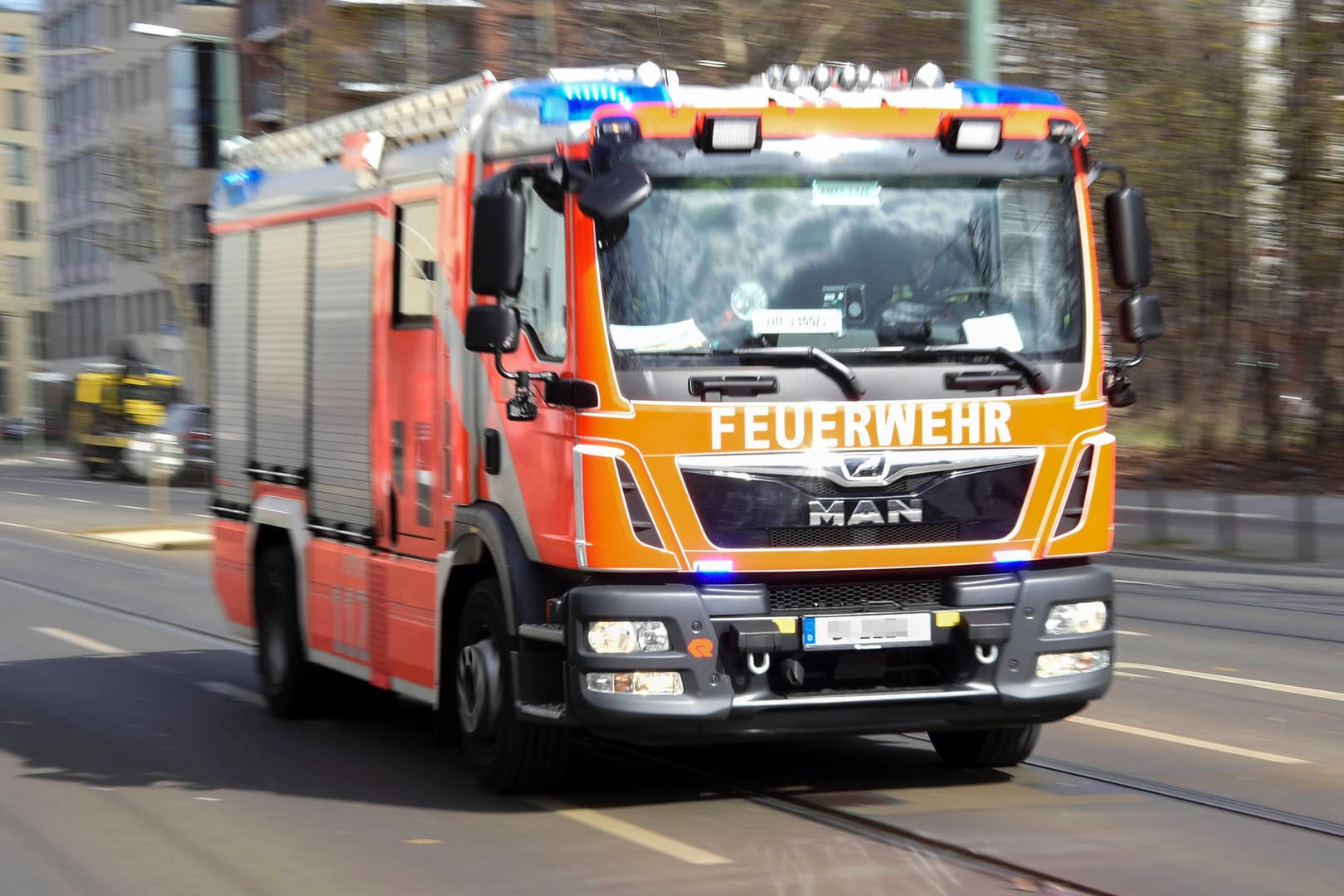 Ein Feuerwehrauto im Einsatz (Symbolbild): Das Feuer konnte schnell gelöscht werden.