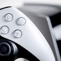 Der Controller einer Playstation 5: Wegen der enormen Betrugsgefahr raten Experten dazu, die Konsole nur bei seriösen, etablierten Händlern zu kaufen.