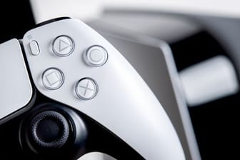 Der Controller einer Playstation 5: Wegen der enormen Betrugsgefahr raten Experten dazu, die Konsole nur bei seriösen, etablierten Händlern zu kaufen.