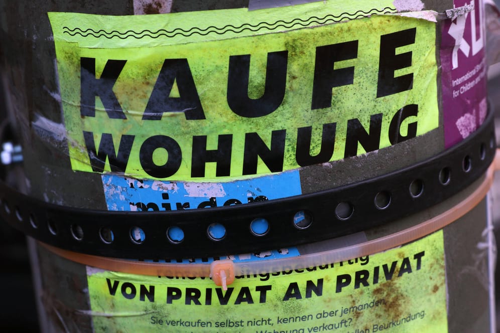 Immobiliensuche per Poster: Die Wohnungsnot ist in vielen Städten groß. Auch der Kaufmarkt ist hart umkämpft.