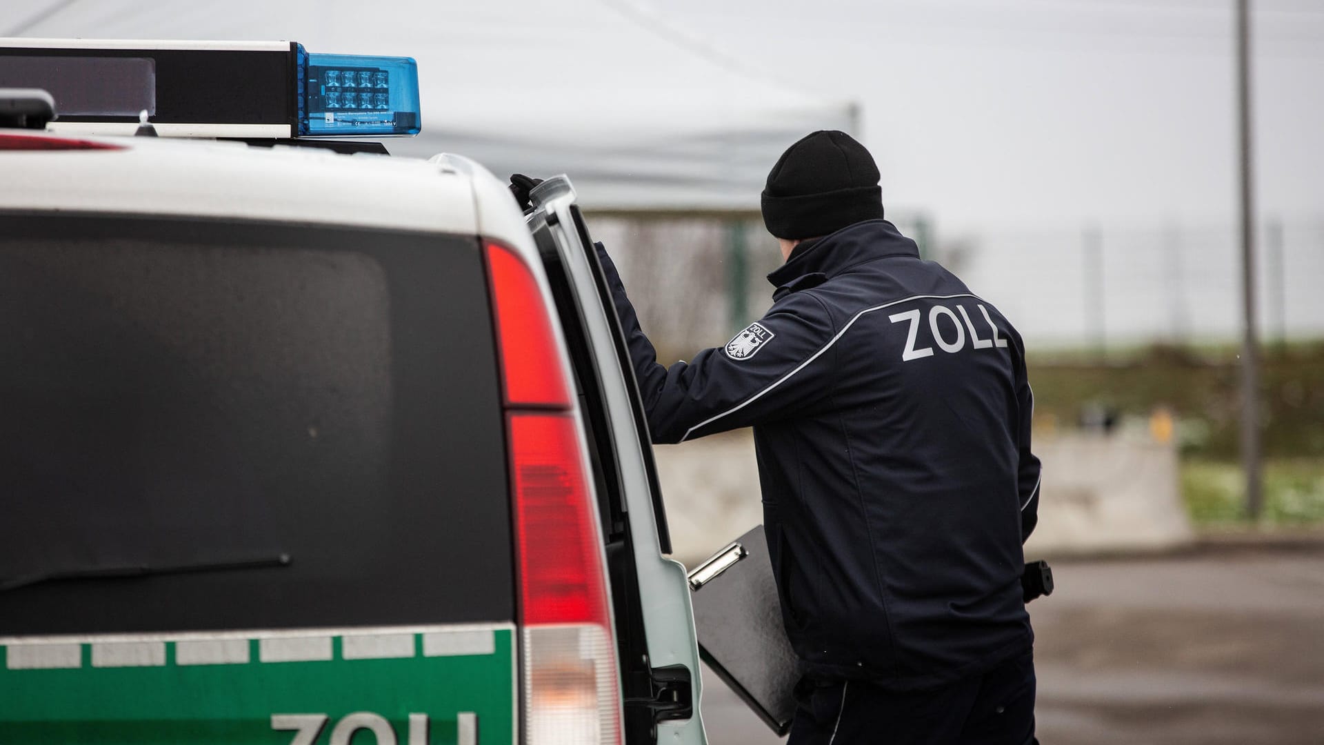 Ein Beamter (Symbolbild): Der Bielefelder Zoll hat 178.000 Euro beschlagnahmt. Ein Beamter (Symbolbild): Der Bielefelder Zoll hat 178.000 Euro beschlagnahmt.