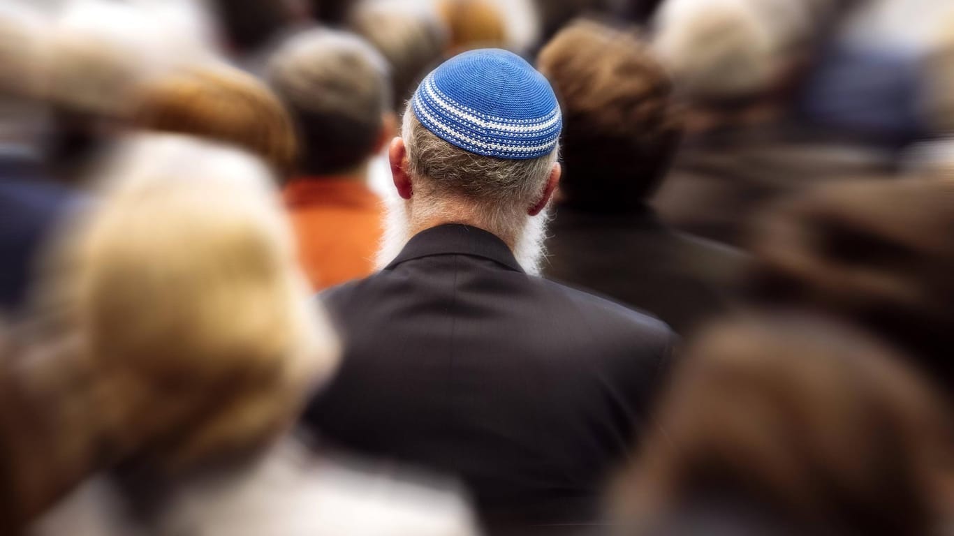 Ein jüdischer Mann trägt eine Kippa (Symbolbild): Die Stadt Wuppertal geht gegen Antisemitismus vor.