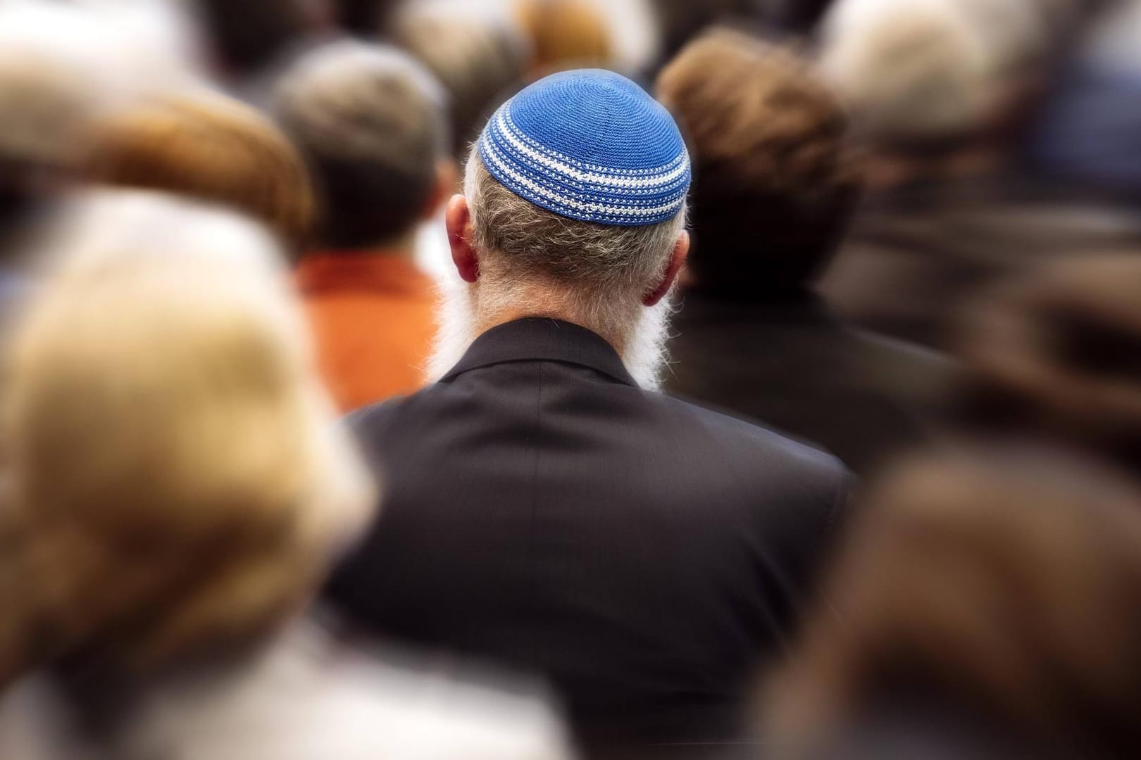 Ein jüdischer Mann trägt eine Kippa (Symbolbild): Die Stadt Wuppertal geht gegen Antisemitismus vor.