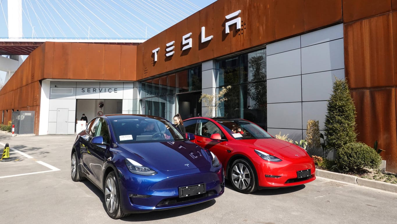 Tesla: Das Verbrauchermagazin "Consumer Report" schrieb, der Autobauer sei mit seinen Fahrerassistenzsystemen hinterher.