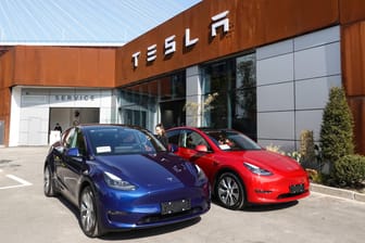 Tesla: Das Verbrauchermagazin "Consumer Report" schrieb, der Autobauer sei mit seinen Fahrerassistenzsystemen hinterher.