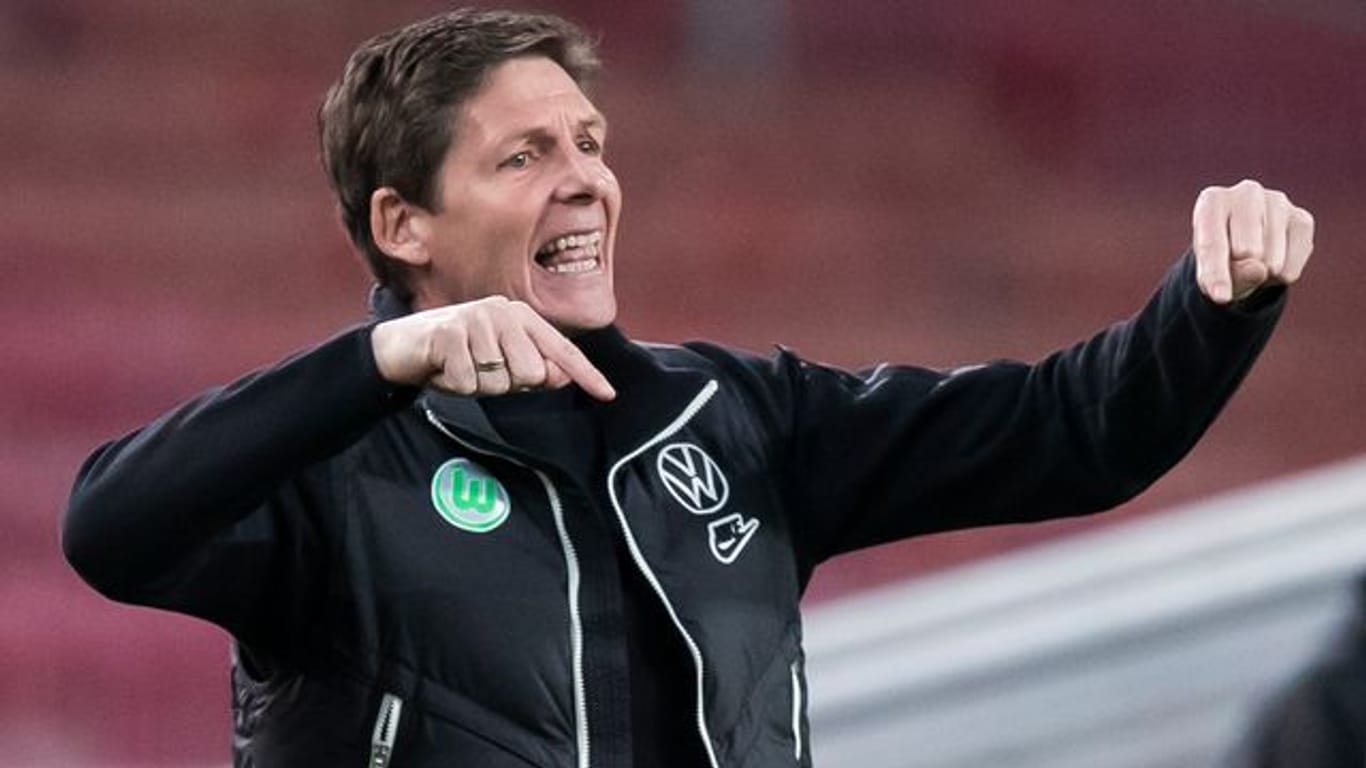 Wolfsburgs Trainer Oliver Glasner gestikuliert (Archivbild): Er will erst am Spieltag entscheiden, ob er Ridle Baku einsetzen wird.