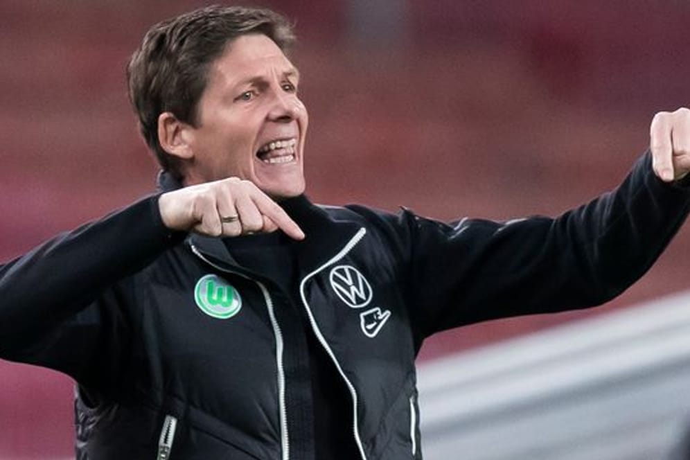 Wolfsburgs Trainer Oliver Glasner gestikuliert (Archivbild): Er will erst am Spieltag entscheiden, ob er Ridle Baku einsetzen wird.