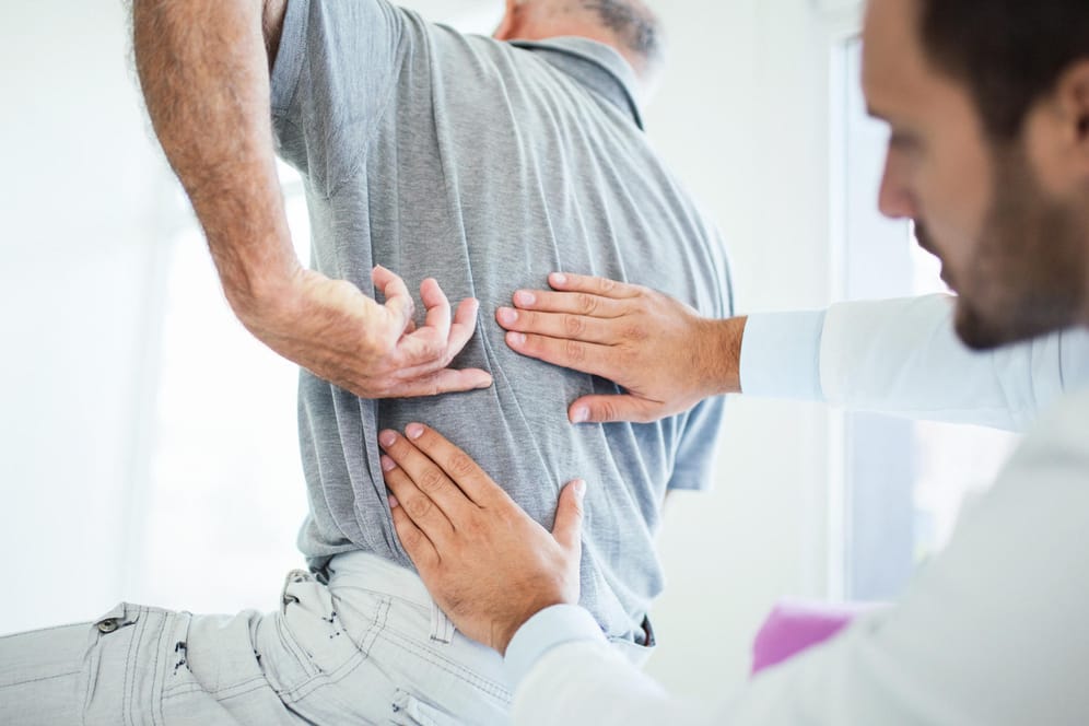 Gürtelrose: Oft treten im betroffenen Bereich schon vor dem Ausschlag Schmerzen und/oder Empfindungsstörungen auf.