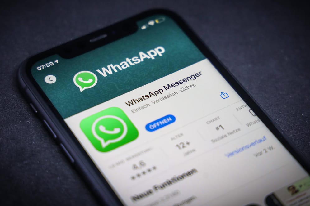 WhatsApp auf einem iPhone (Symbolbild): Der 15. Mai ist der Stichtag für die neue Nutzungsrichtlinie bei dem Messenger.