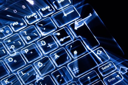 Der Bundestag hat am Freitag ein zweites IT-Sicherheitsgesetz beschlossen, das unter anderem wichtige Infrastruktur wie Mobilfunk- und Energienetze schützen soll.