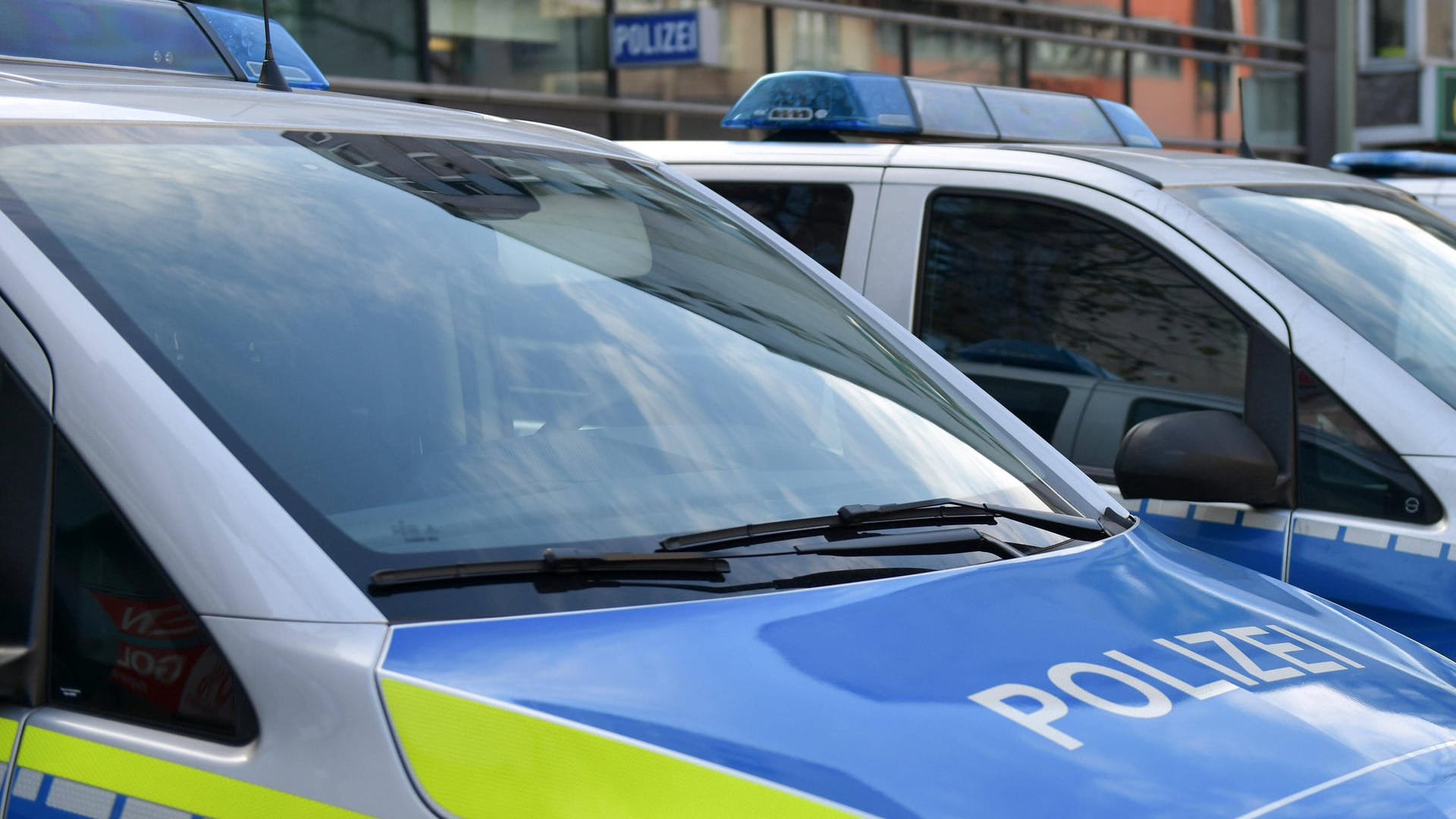 Polizeiwagen stehen vor einer Wache (Symbolbild): In Köln-Chorweiler haben Unbekannte eine Gehwegplatte auf einen Polizisten geworfen. Polizeiwagen stehen vor einer Wache (Symbolbild): In Köln-Chorweiler haben Unbekannte eine Gehwegplatte auf einen Polizisten geworfen.