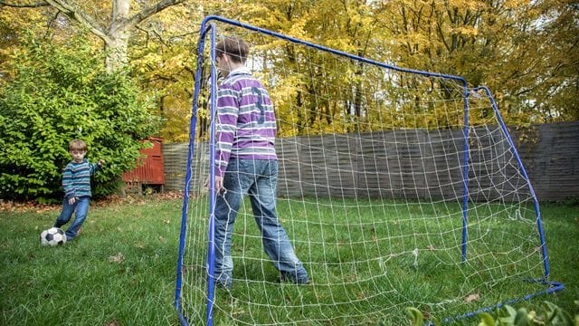 Noch eine Runde Fußball! Kinder haben mitunter einen unglaublichen Bewegungsdrang. Noch eine Runde Fußball! Kinder haben mitunter einen unglaublichen Bewegungsdrang.