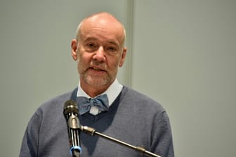 Der leitende Kölner Impfarzt Jürgen Zastrow: "Das sture Festhalten an der Impfreihenfolge nach Alter ist Quatsch."
