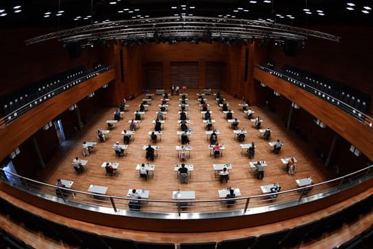 Der Präsident der Hochschulrektorenkonferenz fordert für bestimmte Lehrveranstaltungen, Prüfungen und die Bibliotheksleihe Ausnahmen von den Notbremse-Regeln.