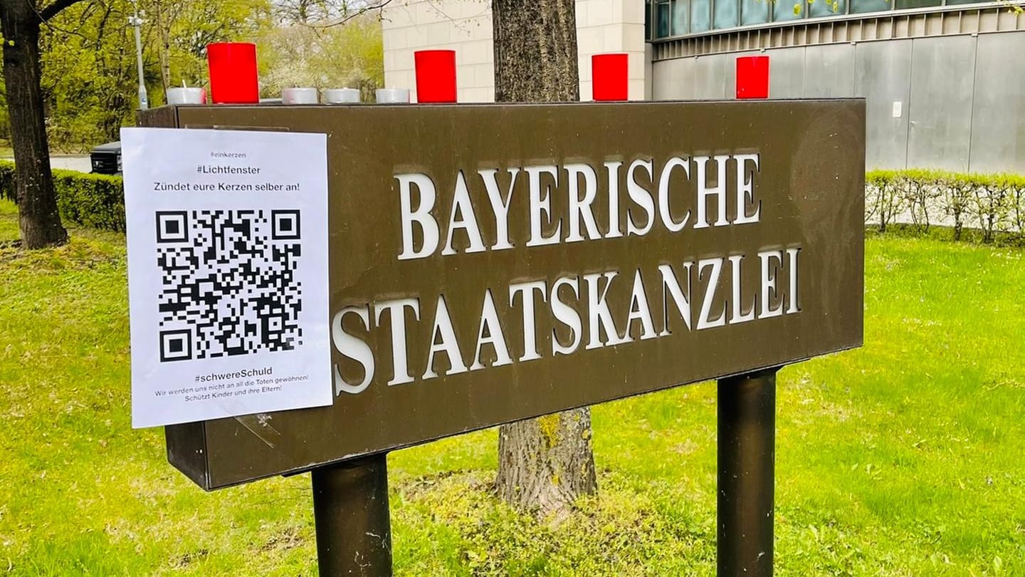 Verstoß gegen die Plakatierungsverordnung: Ein Zettel mit einem QR-Code zu Informationen der Aktion "#Einkerzen" hing an der Tafel der Staatskanzlei, am Boden lagen Kerzen und weitere Plakate. Deshalb gibt es vier Anzeigen und der Staatsschutz ermittelt.