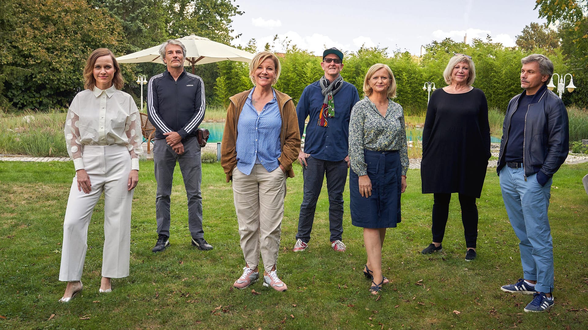 Mariele Millowitsch mit einem Teil der Darsteller der ARD-Reihe "Klara Sonntag".