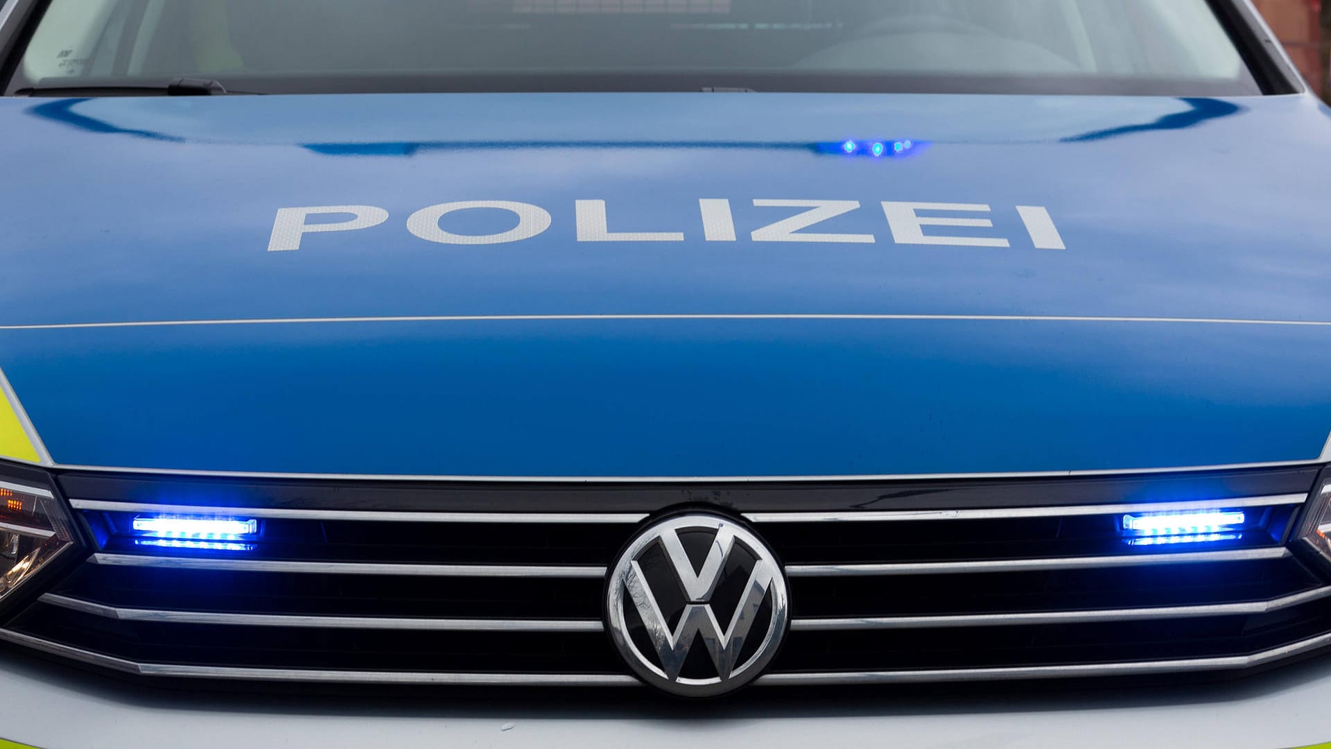 Ein Polizeiauto von vorne (Symbolbibild): Eine Mordkommission wurde eingerichtet. Ein Polizeiauto von vorne (Symbolbibild): Eine Mordkommission wurde eingerichtet.