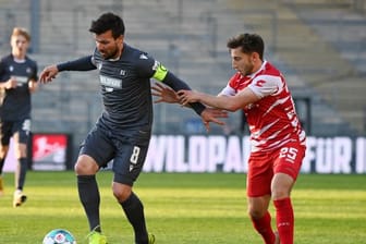 KSC-Profi Jérôme Gondorf (l) schirmt den Ball gegen den Würzburger Dominik Meisel ab.
