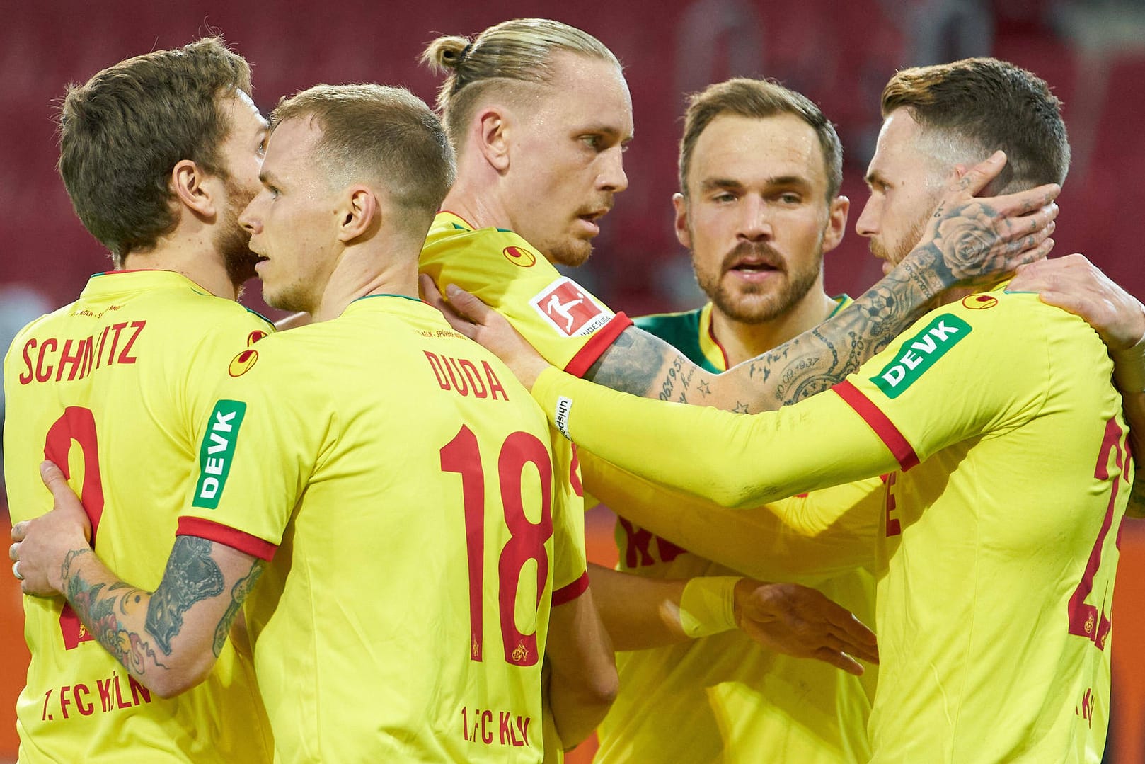 Die Kölner Spieler feiern: Der Sieg in Augsburg war immens wichtig im Abstiegskampf.