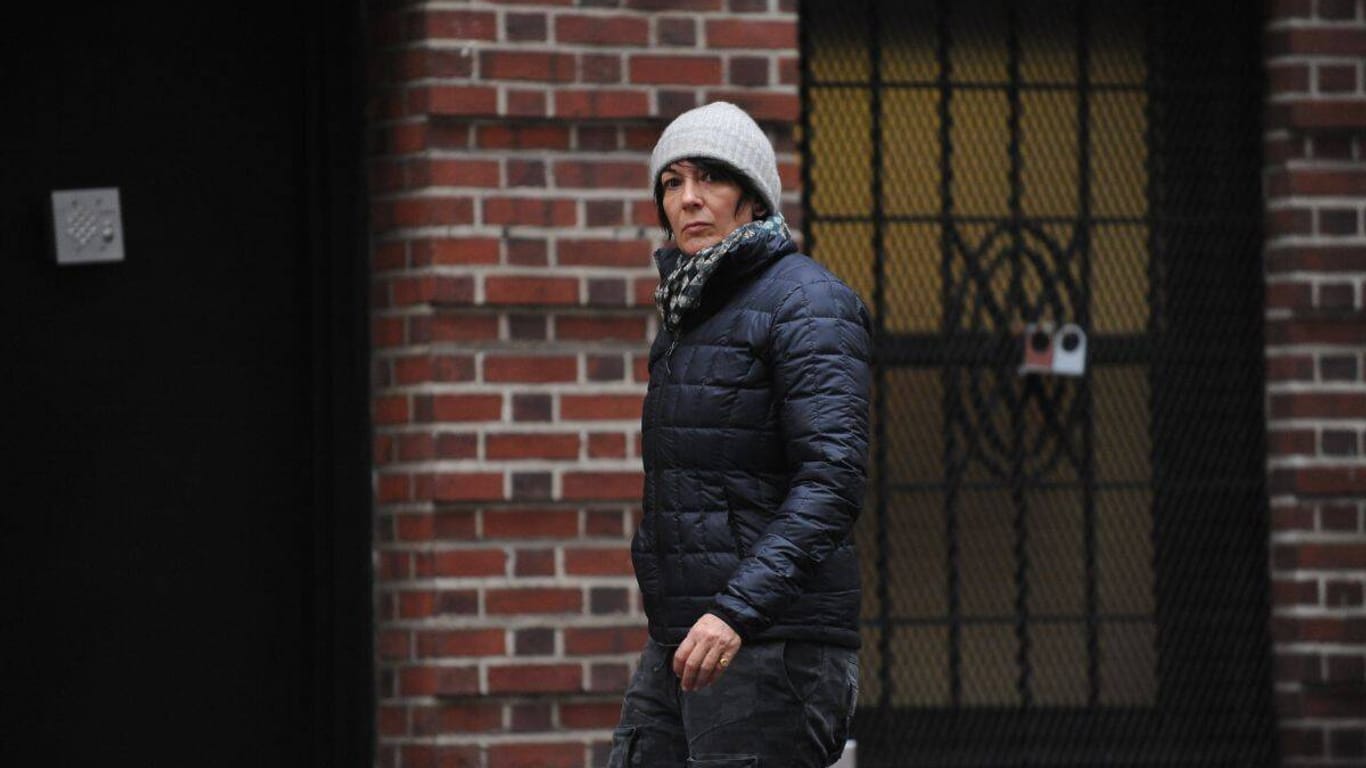 Ghislaine Maxwell vor ihrem Haus in Manhattan (Archivbild). Die Ex-Partnerin von Jeffrey Epstein steht wegen Menschenhandel vor Gericht