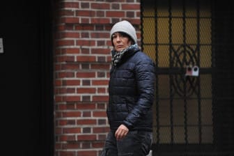 Ghislaine Maxwell vor ihrem Haus in Manhattan (Archivbild). Die Ex-Partnerin von Jeffrey Epstein steht wegen Menschenhandel vor Gericht